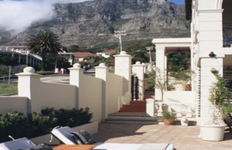 Vanuit de tuin heb je zicht op Tafelberg, Kaapstad en Tafelbaai en kan je in alle rust genieten aan het zwembad