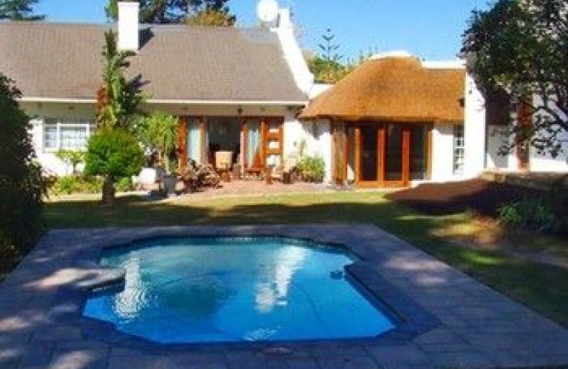 Dit gastenhuis heeft een mooi verzorgde tuin met zwembad